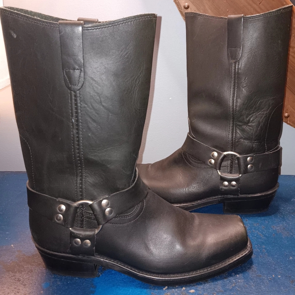 Square toe ring boots
